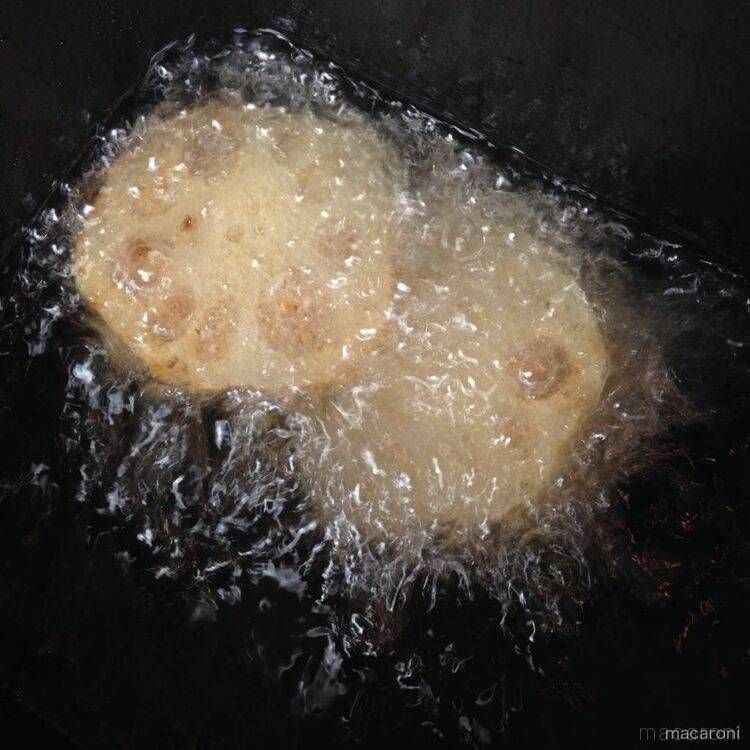 れんこんを揚げている様子