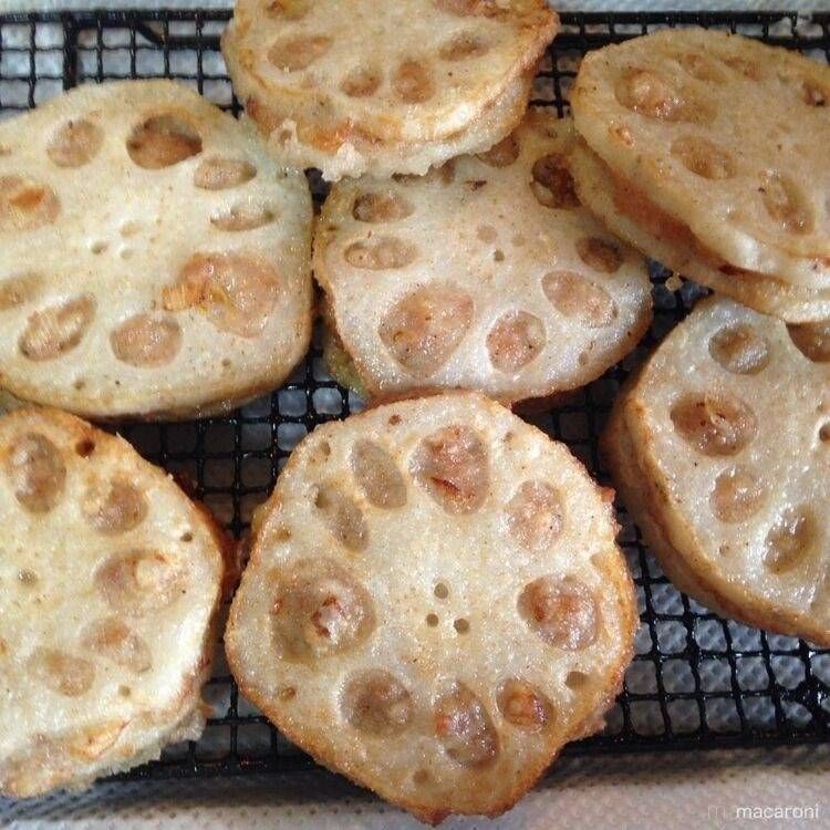 網の上に並べたれんこんのはさみ揚げ