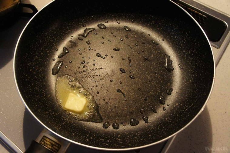 フライパンの中でバターが溶けている様子