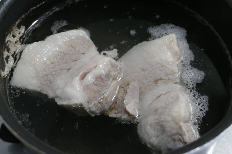 豚ロース肉をたっぷりの湯でゆでる様子