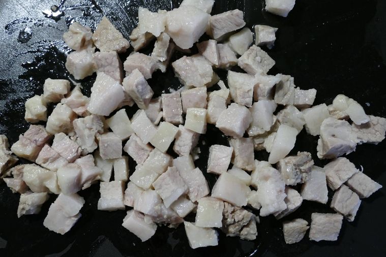 豚ロース肉を小さい角切りに切った様子