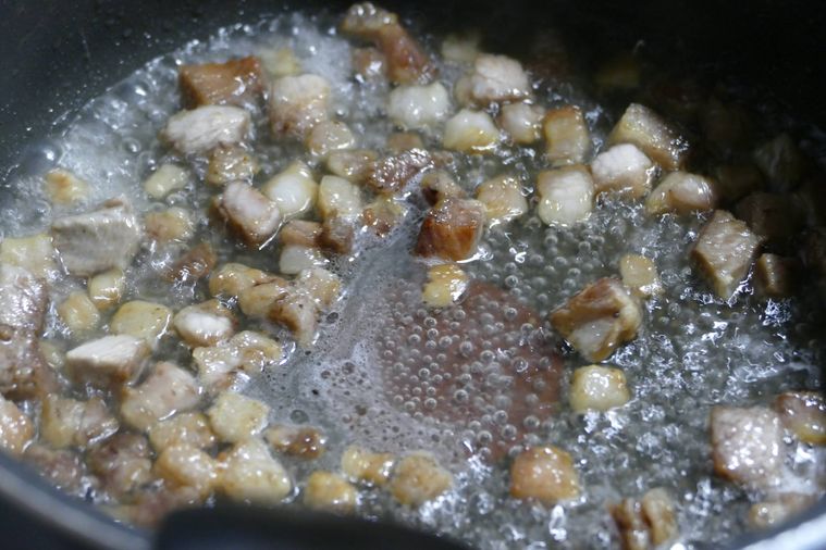 みりんと酒を加えて煮立たせる様子