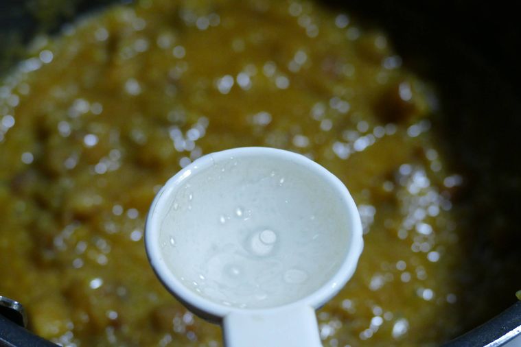 ゆで汁を加える様子