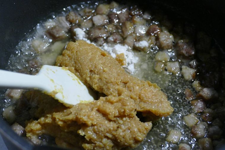 合わせみそと砂糖を加えてヘラで混ぜる様子