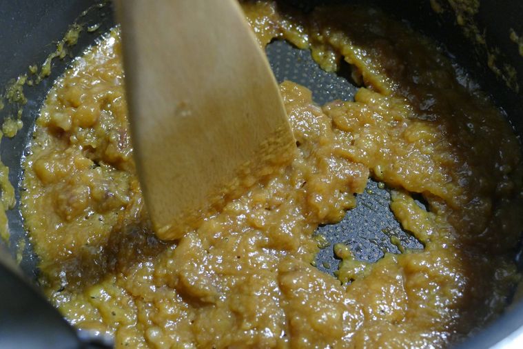 木べらで豚肉を潰す様子