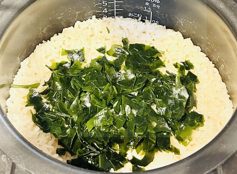 炊きあがったごはんにわかめを加えたところ
