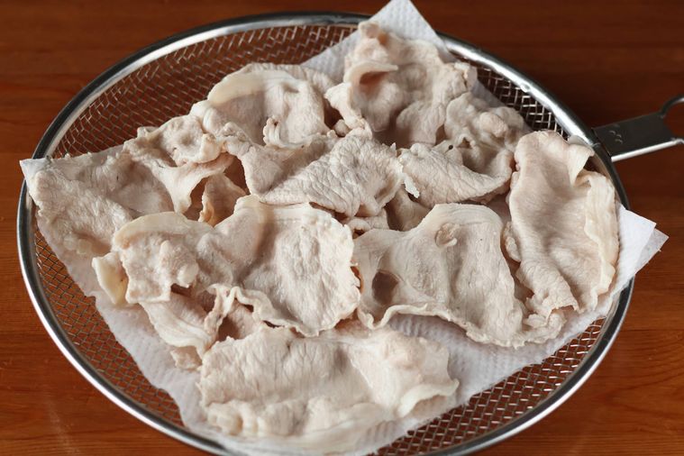 ゆでた豚肉がザルにのっている
