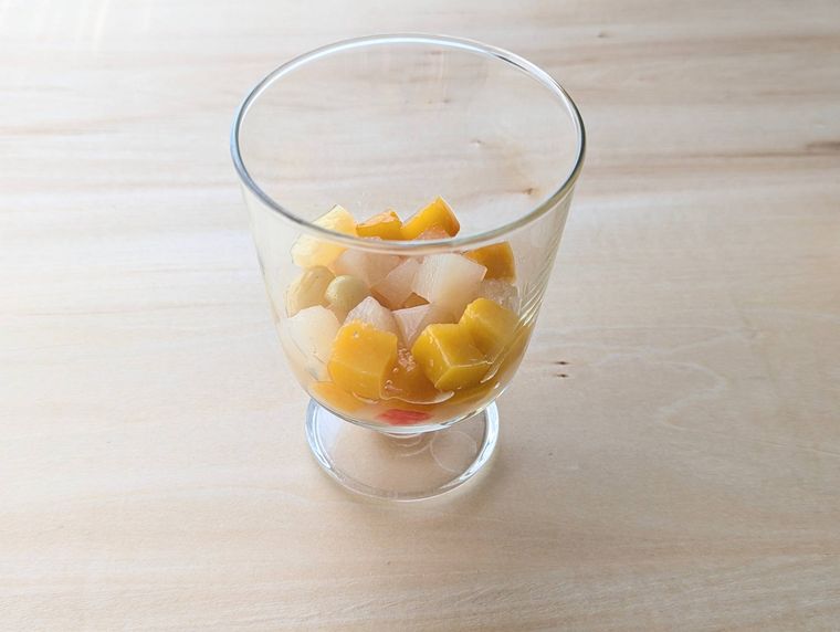 ガラスの器にカットしたフルーツ缶詰を入れたところ