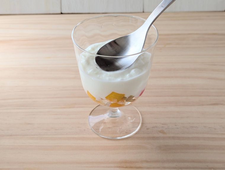 フルーツの上にプレーンヨーグルトを重ねているところ