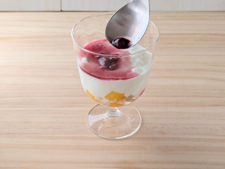 フルーチェをトッピングしている様子