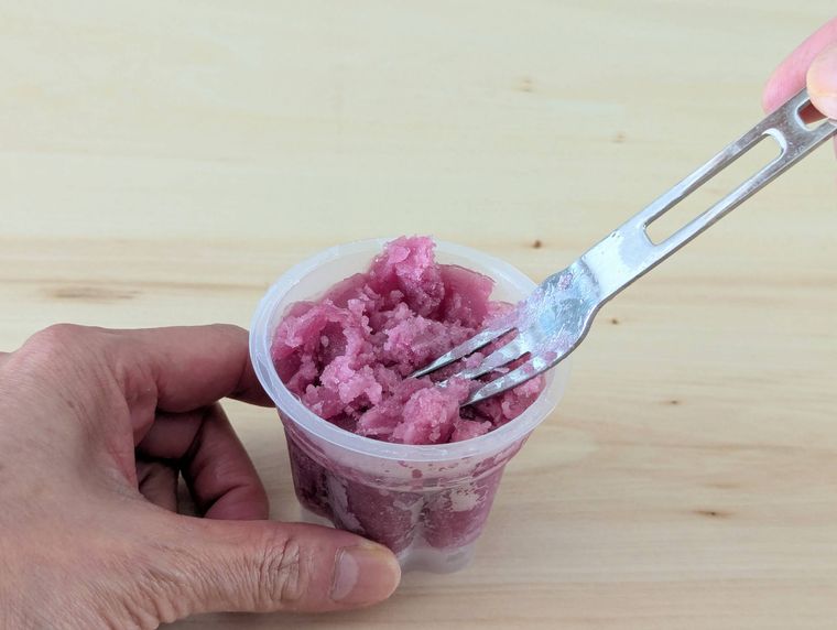 凍らせたゼリーをフォークで崩しているところ