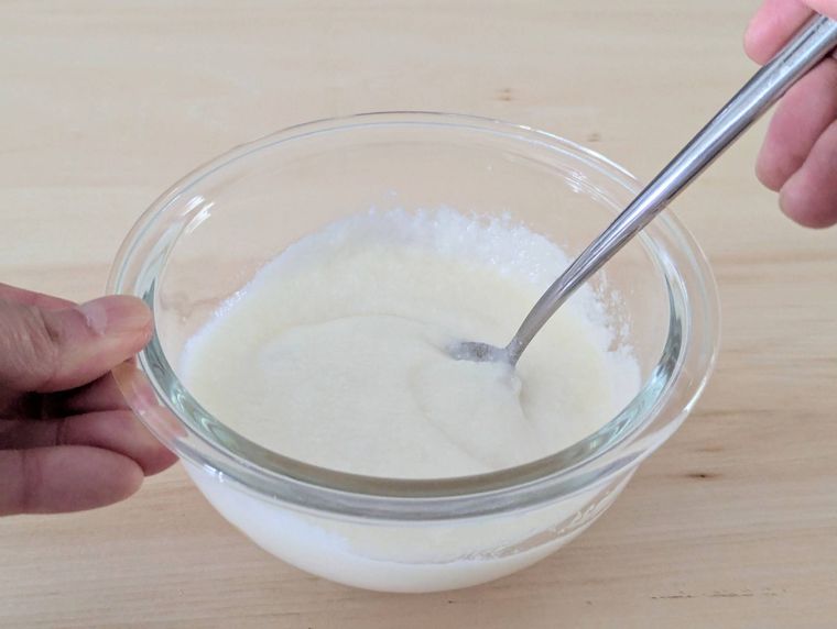 フルーチェとヨーグルトを混ぜている様子