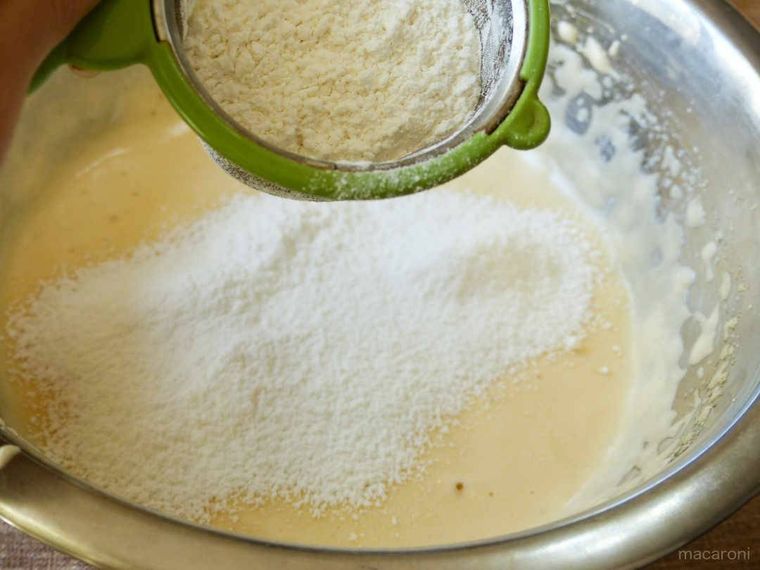 薄力粉をふるい入れる写真