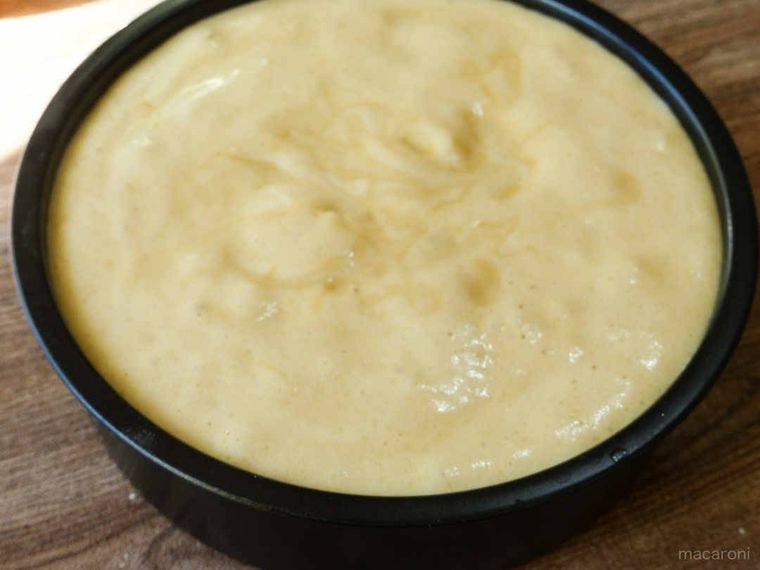 スポンジ生地を流し入れる写真