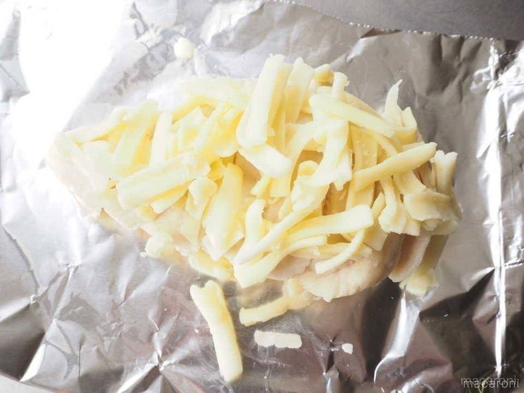 サラダチキンにチーズがかかっている様子