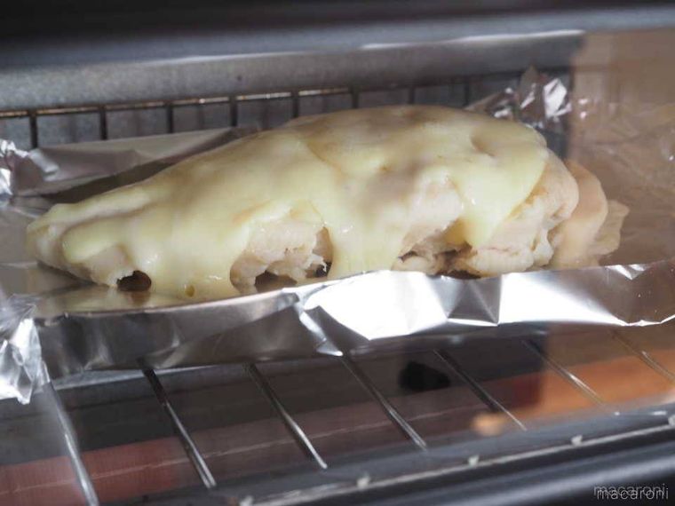 サラダチキンをトースターで焼いている様子