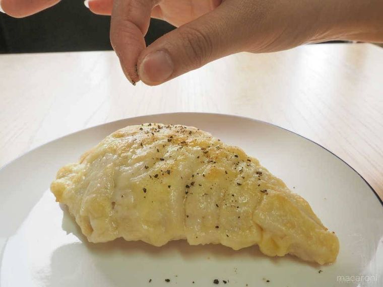 サラダチキンに黒こしょうをふっている様子