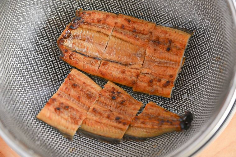 ざるにのったうなぎの蒲焼