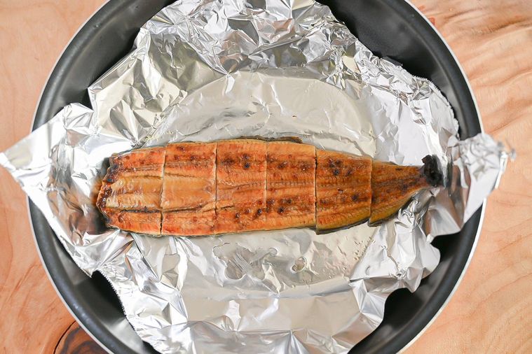 アルミホイルの上にのったうなぎの蒲焼