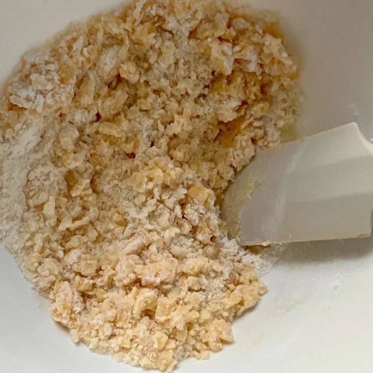 米粉をゴムベラで切り混ぜているところ