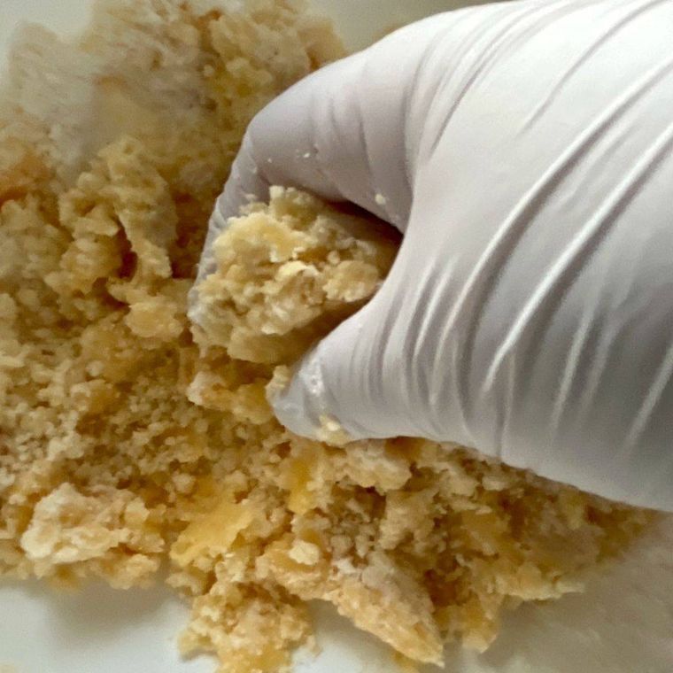 生地を手でまとめているところ