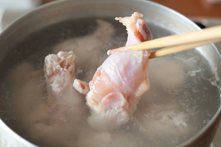 手羽元をゆでている