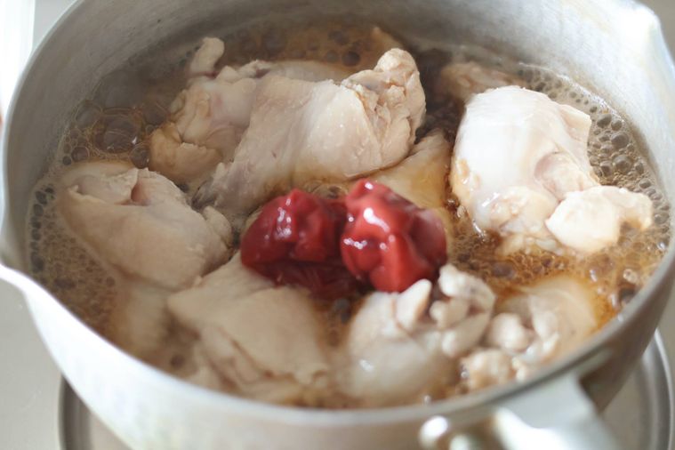 鍋に手羽元と梅干しが入っている
