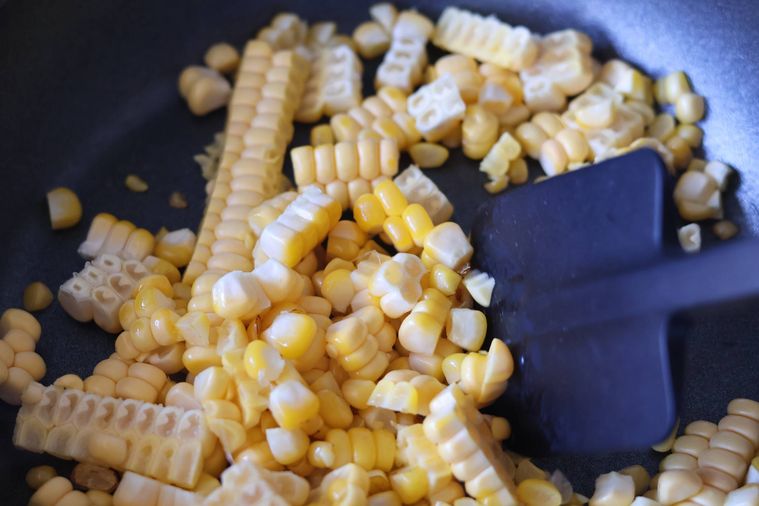 とうもろこしを炒めている