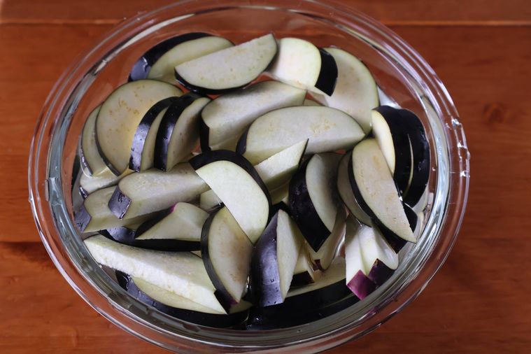 半月切りにしたなすが水にさらされている