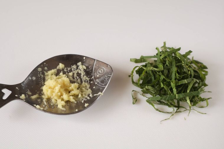 卸金にのったしょうがとせん切りの大葉が並んでいる