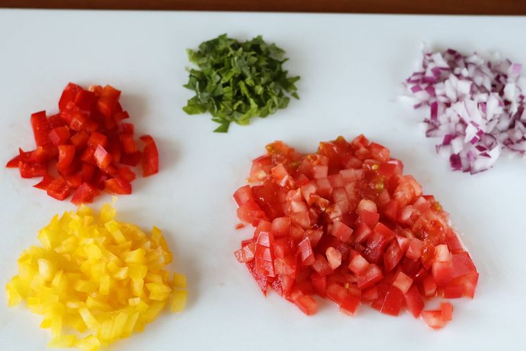 切られた野菜が並んでいる