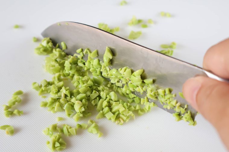 枝豆を包丁で刻んでいる