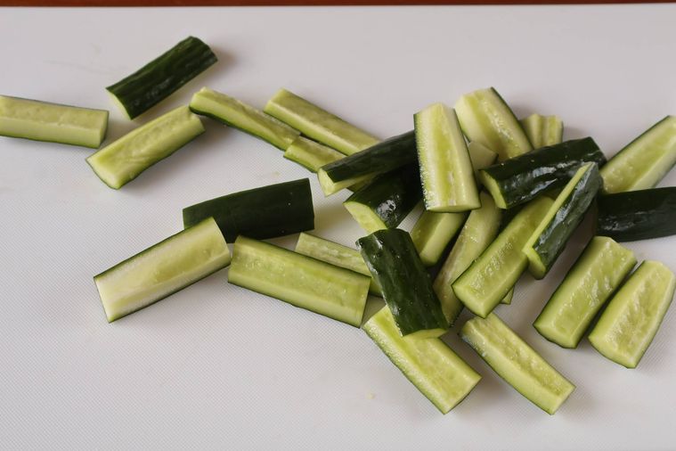 切ったきゅうりが並んでいる