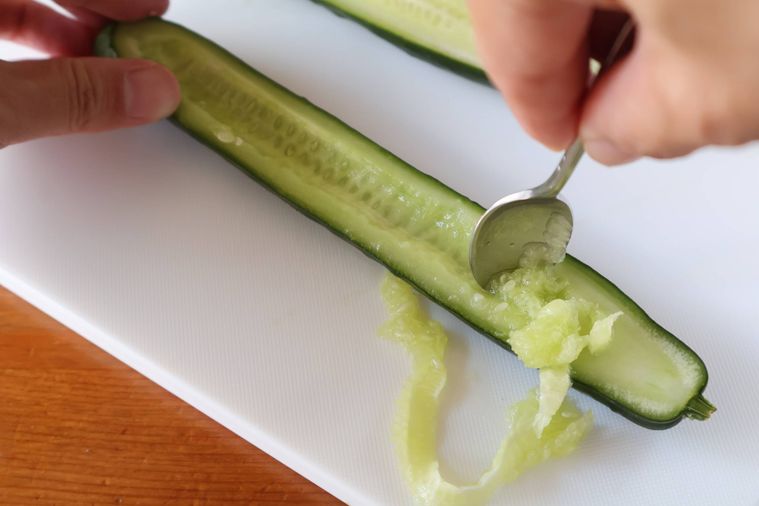 きゅうりの種をとっている