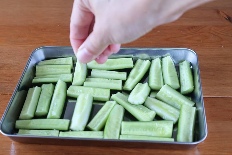 きゅうりに塩をふっている