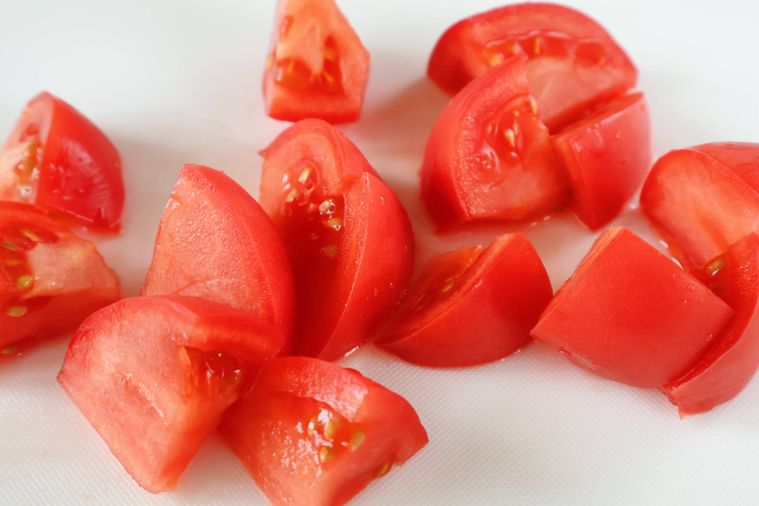 切られたトマトが並んでいる
