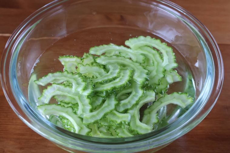 ゴーヤが塩水にさらされている