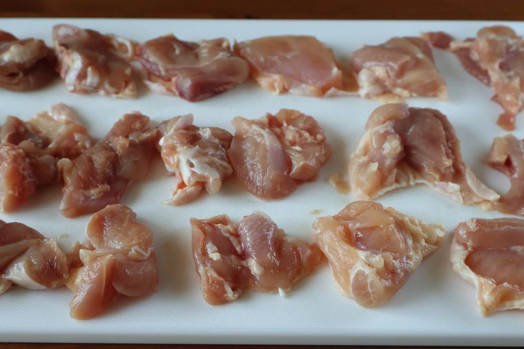 一口大に切った鶏肉が並んでいる