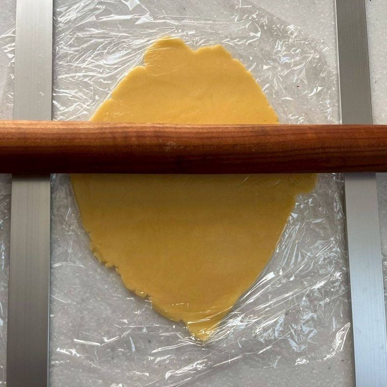 生地を麺棒で伸ばすところ