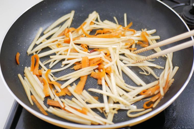 フライパンで大根の皮のきんぴらを炒めている様子