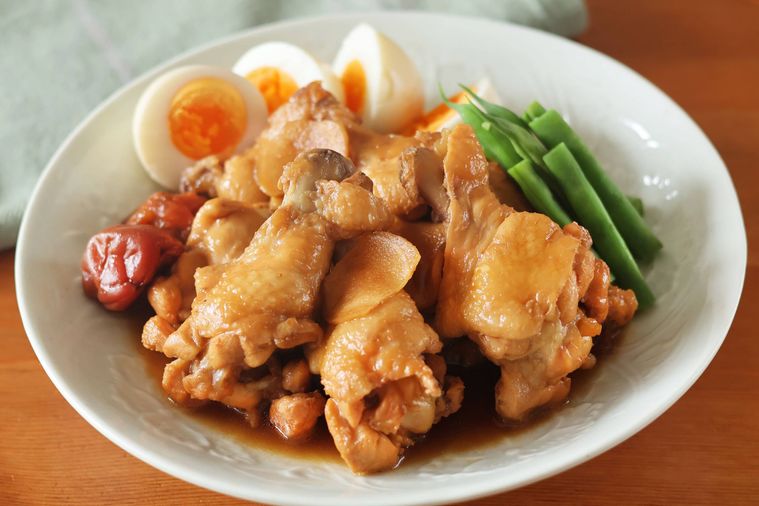 手羽元の煮物が盛りつけられている