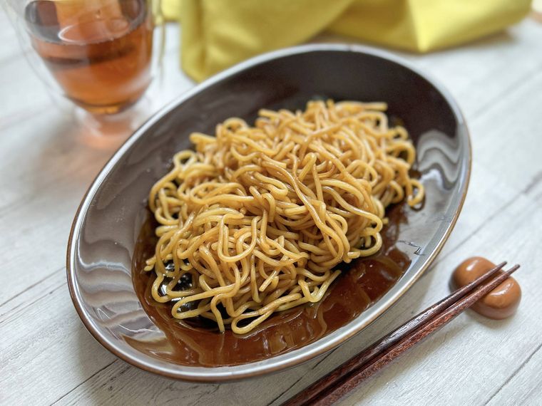 茶色のオーバル皿に盛り付けられた具なし焼きそば