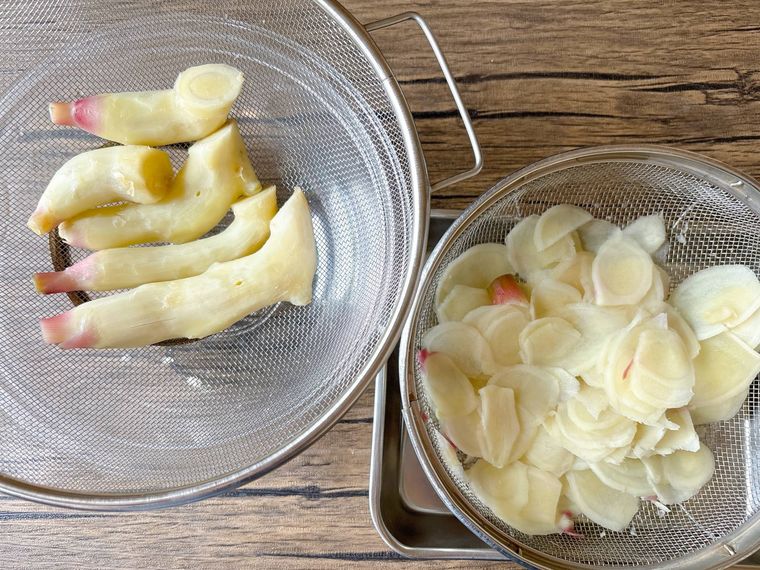 ザルにあげたゆでた新生姜