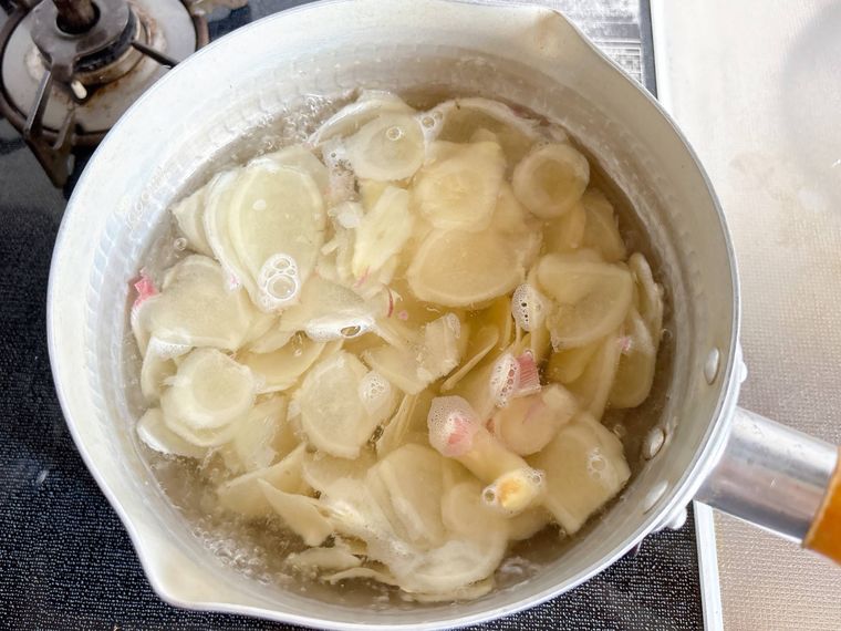 スライスした新生姜をゆでる様子