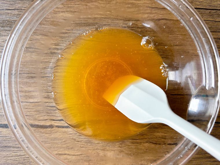 ボウルで合わせ酢を混ぜる様子