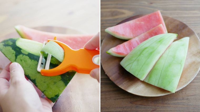 スイカの外皮をピーラーでむく様子