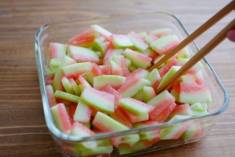 スイカの皮に塩と酢を和えている様子