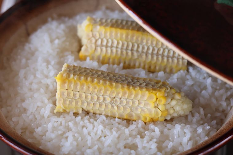 土鍋の蓋を開けてとうもろこしご飯が見えている