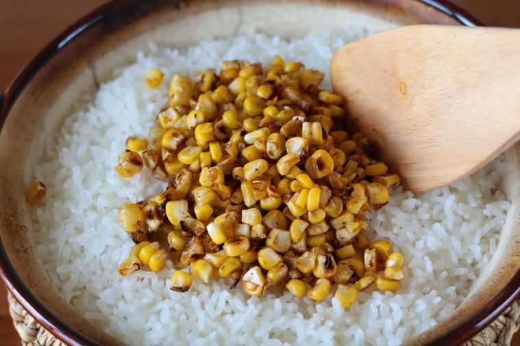 ごはんの上に炒めたとうもろこしがのっている