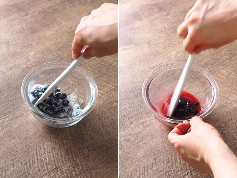 ボウルにブルーベリーを入れてグラニュー糖と混ぜている